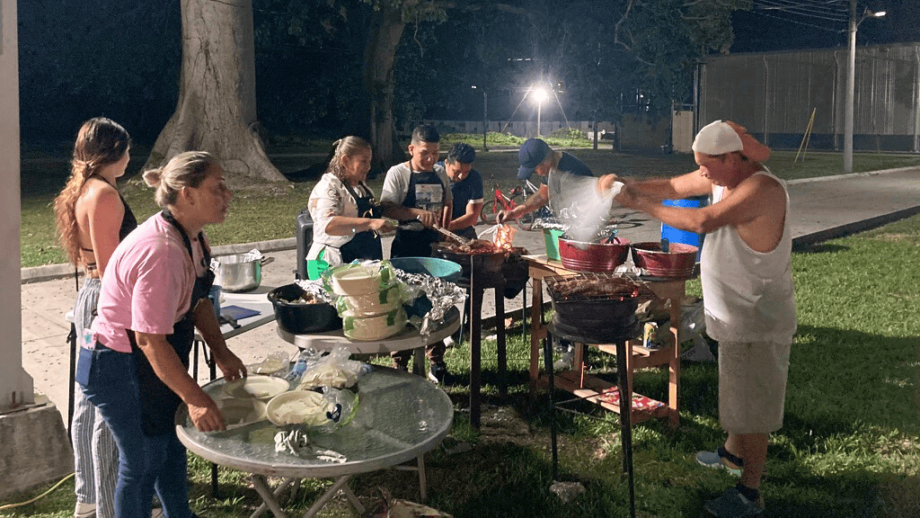 Los residentes de Ciudad Morazán preparando la cena antes de una reunión comunitaria.