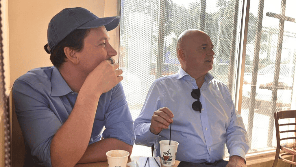 Massimo Mazzone y Mark Lutter, fundador y presidente ejecutivo del CCI, disfrutan de un espresso en una cafetería en Choloma.